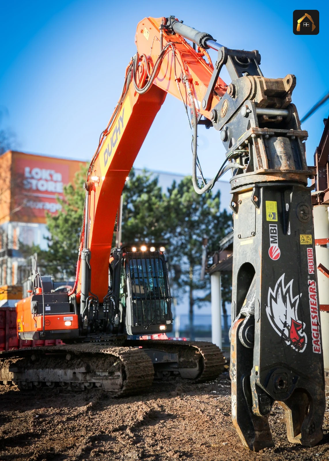Close view of the hydraulic shear used to cut steel beams during the BMW dealership demolition in Exeter